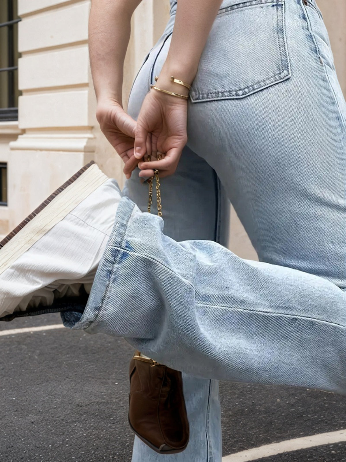 Light Wash Straight Leg Jeans 2