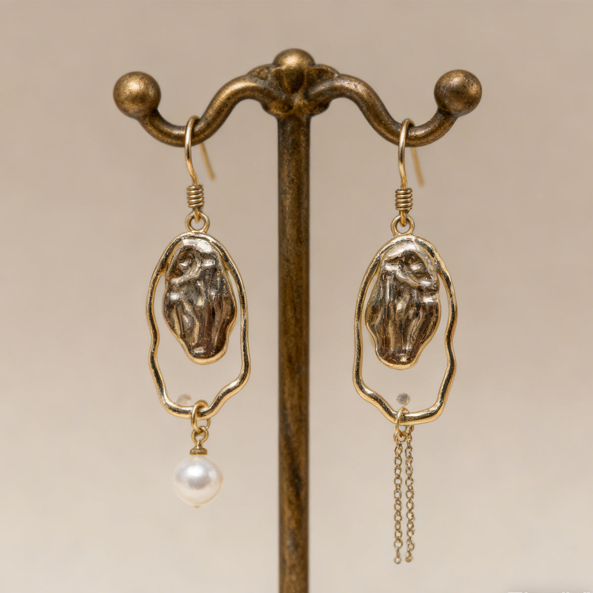 Asymmetric Frame Pearl Earrings 1