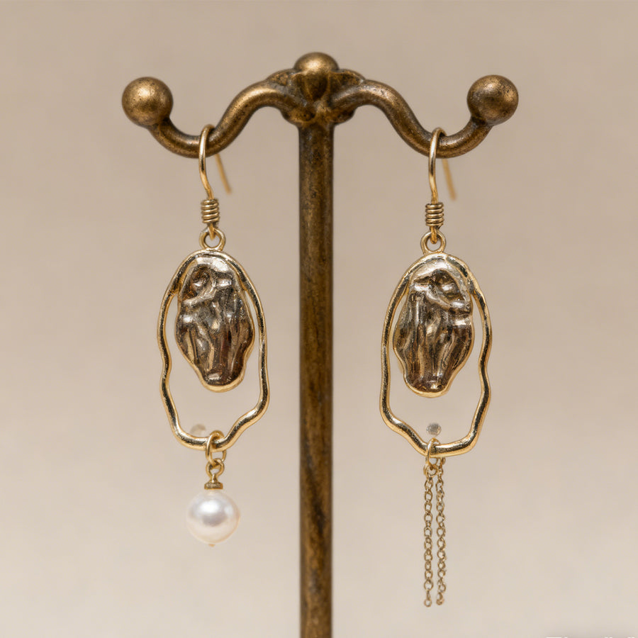 Asymmetric Frame Pearl Earrings 1